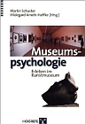 Das Erleben und das
Verhalten von Menschen im Kunstmuseum stehen im Mittelpunkt des Buches. Es
knüpft damit an Fragen der Museumspädagogik, wie z. B. Lernen im Museum
oder Kinder im Museum an. Es geht aber darüber hinaus, wenn es etwa das
ästhetische Erleben im Kunstmuseum empirisch untersucht, die Rolle des
Unbewussten bei der Entstehung und Betrachtung von Bildern behandelt, eine
Psychologie des Kunstsammelns entwirft, den Tabubruch im Museum analysiert
oder sich mit der Wirkung von Musik auf das Seherlebnis beschäftigt.
Das Buch stellt in einer interdisziplinären Zusammenarbeit von
Museumsdirektoren, Kunstwissenschaftlern, Kunstpädagogen und
Kunstpsychologen verschiedene Aspekte des Museumsbesuchs und der
Museumsgestaltung dar. Erstmalig wird damit ein Band zur Museumspsychologie
vorgelegt, der das Bewusstsein für die unterschiedlichen Funktionen schärft,
die das Museum für den Menschen hat. Bucheinband Museumspsychologie